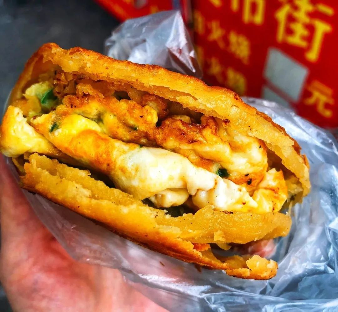 皮市街上,一间十来平方的小店面总是围满了客人.