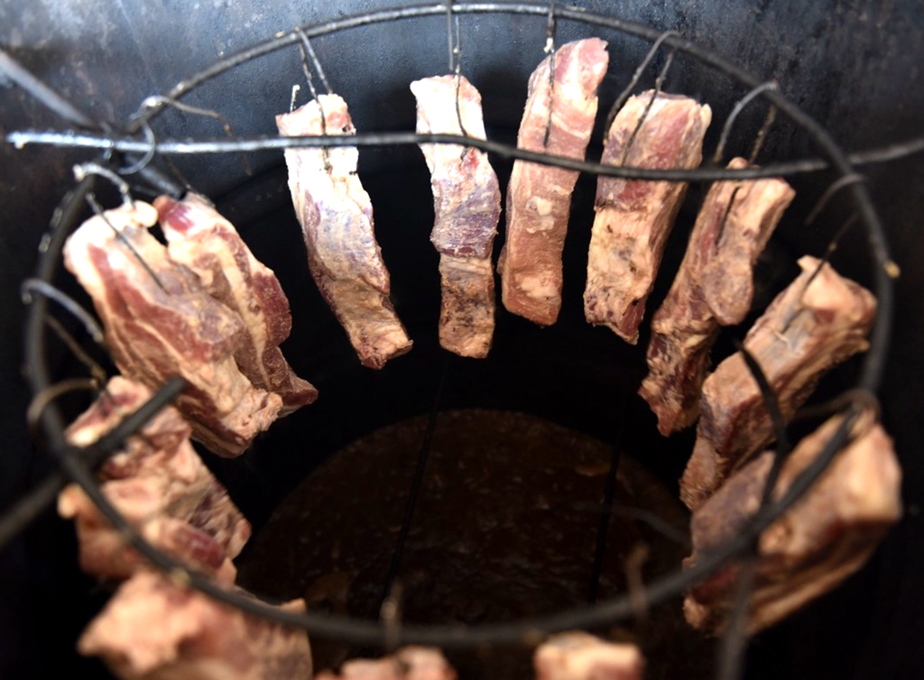 山东小伙办农家乐用苹果木烤肉味道吸引远方客