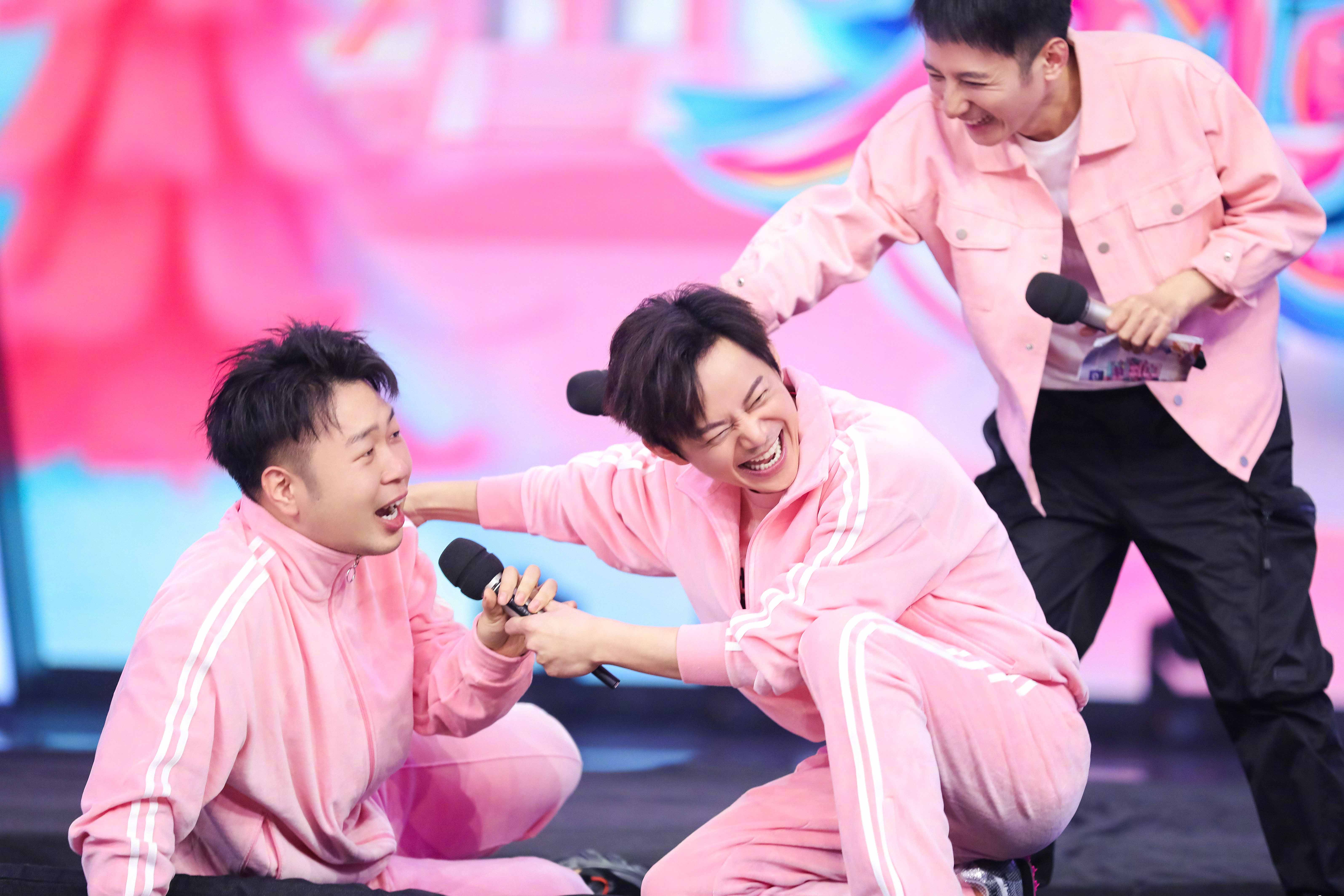 快乐家族合体庆祝湖南清零,全员粉色系秒回18岁