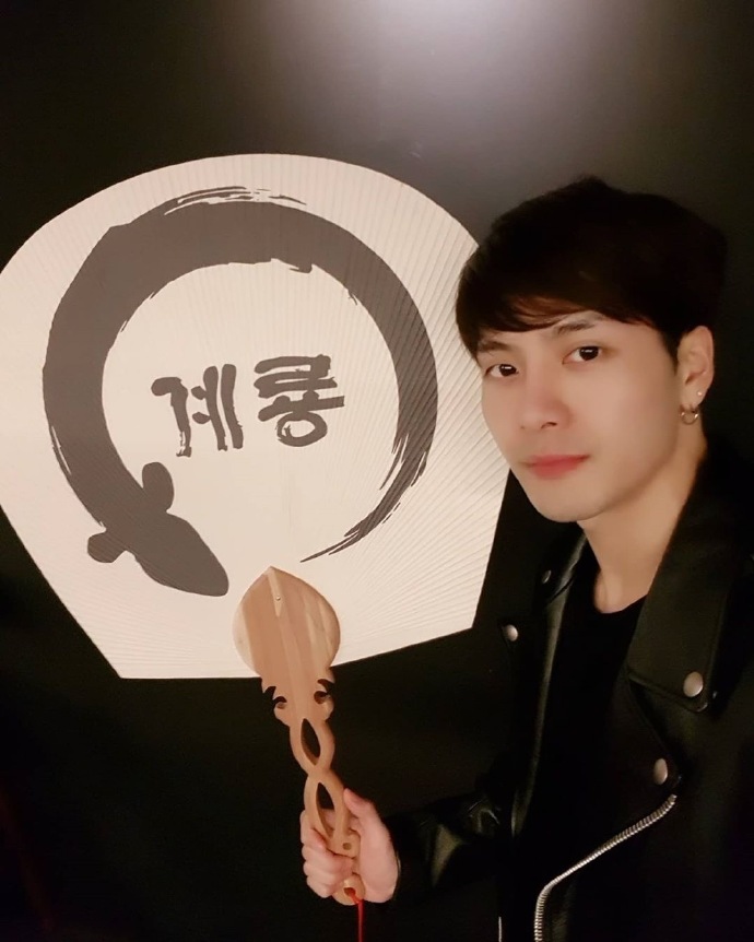 可可爱爱的顺毛王嘉尔~今天也有好好吃饭哦