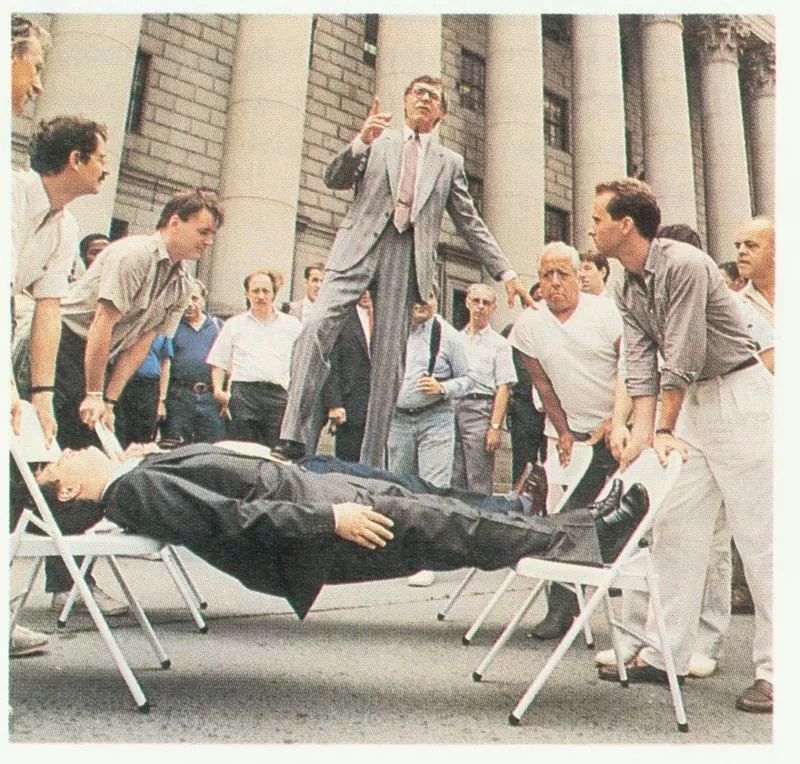 01被催眠后,就能像电视里那样搭"人桥"?还是觉得有点难懂?