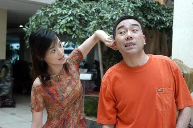 杨光在剧中开着夏利跑遍21世纪初的天津,夏丽黄大发还成了他剧中