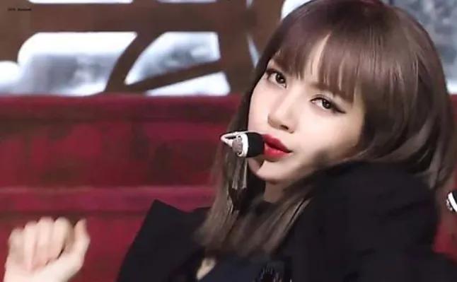 原创lisa节目中意外落泪哭花妆面暴露素颜真实年龄惹争议