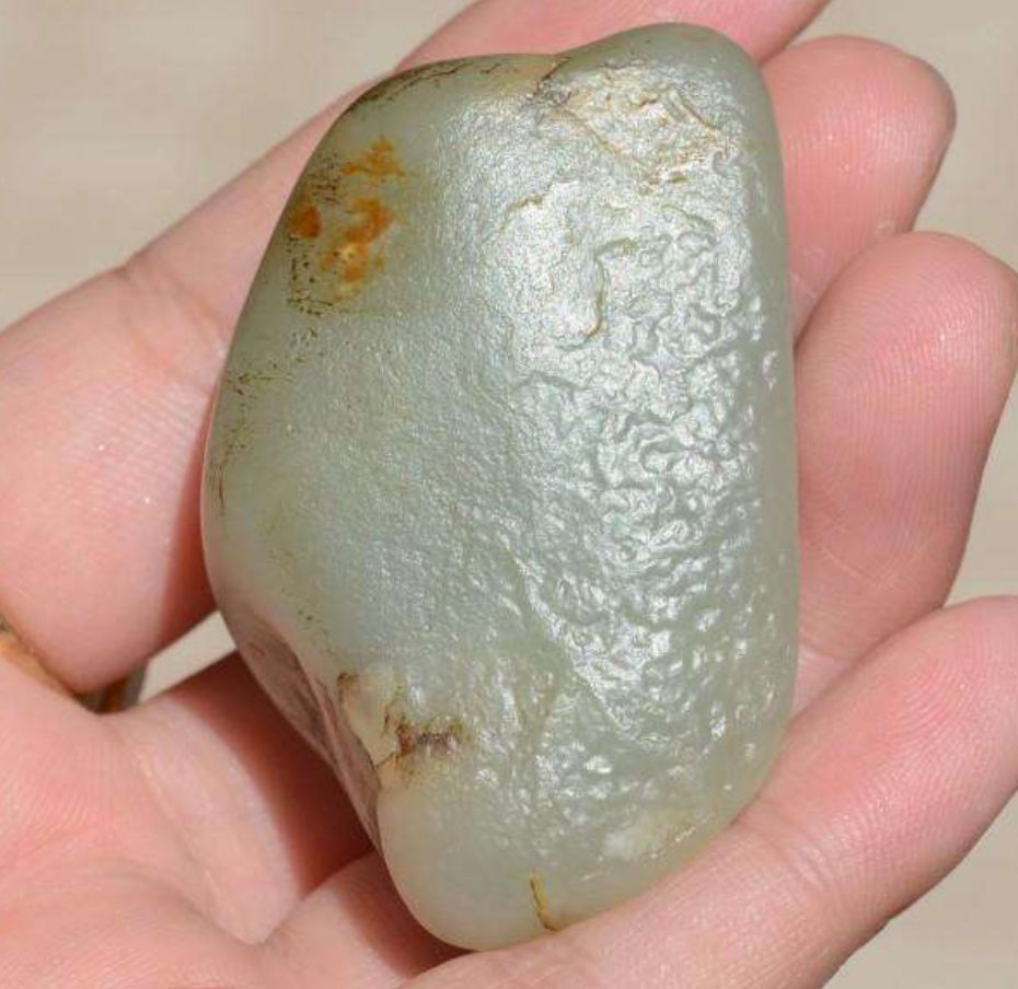 和田玉戈壁料存在是有别于羊脂玉的别有风格的原始之美