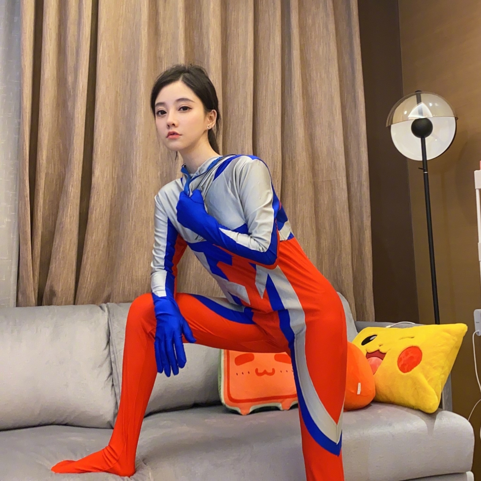 冯提莫穿着奥特曼的服装摆了不少造型,也做了不少