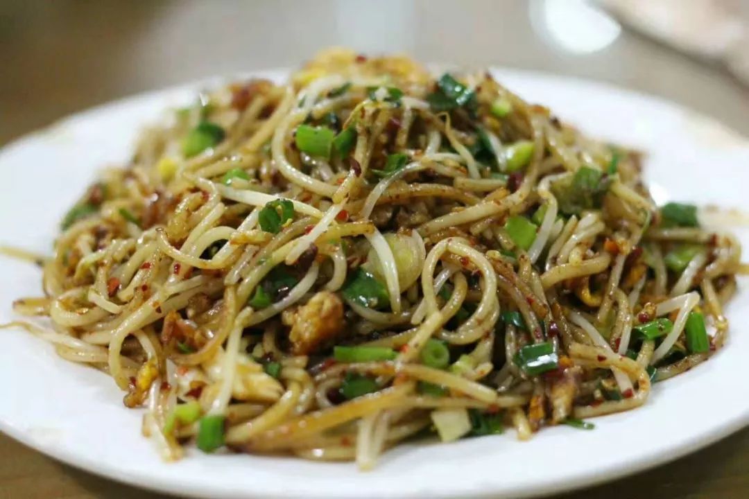 每个萍乡人心中都有一碗萍乡炒粉,它绝对可以占据代表故乡食物的榜首.