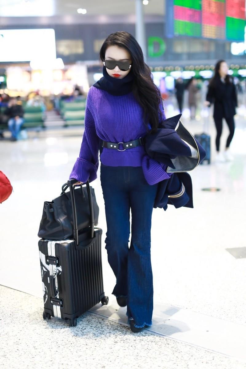 原创冉莹颖拥有好身材任性穿针织衫搭配牛仔裤走机场意外高级洋气