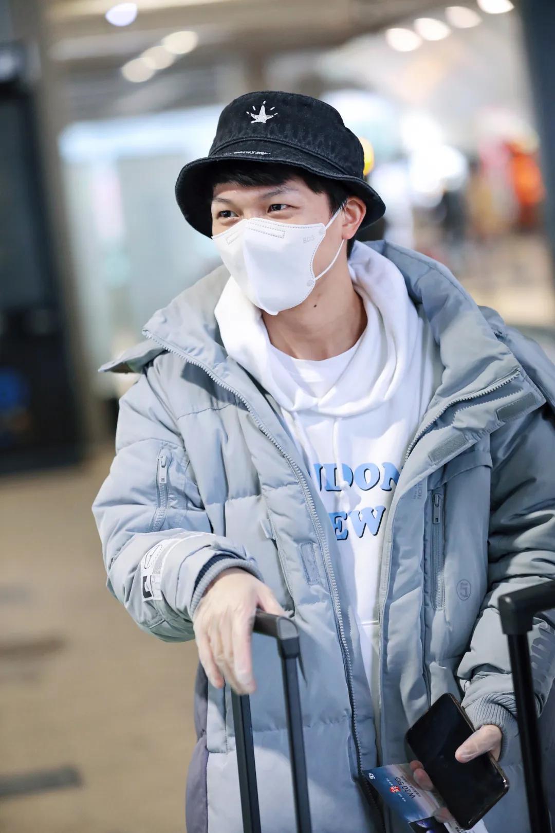 杨紫穿雨衣,秦岚塞卫生纸,魏晨双层口罩…这届明星防护也太好笑了!