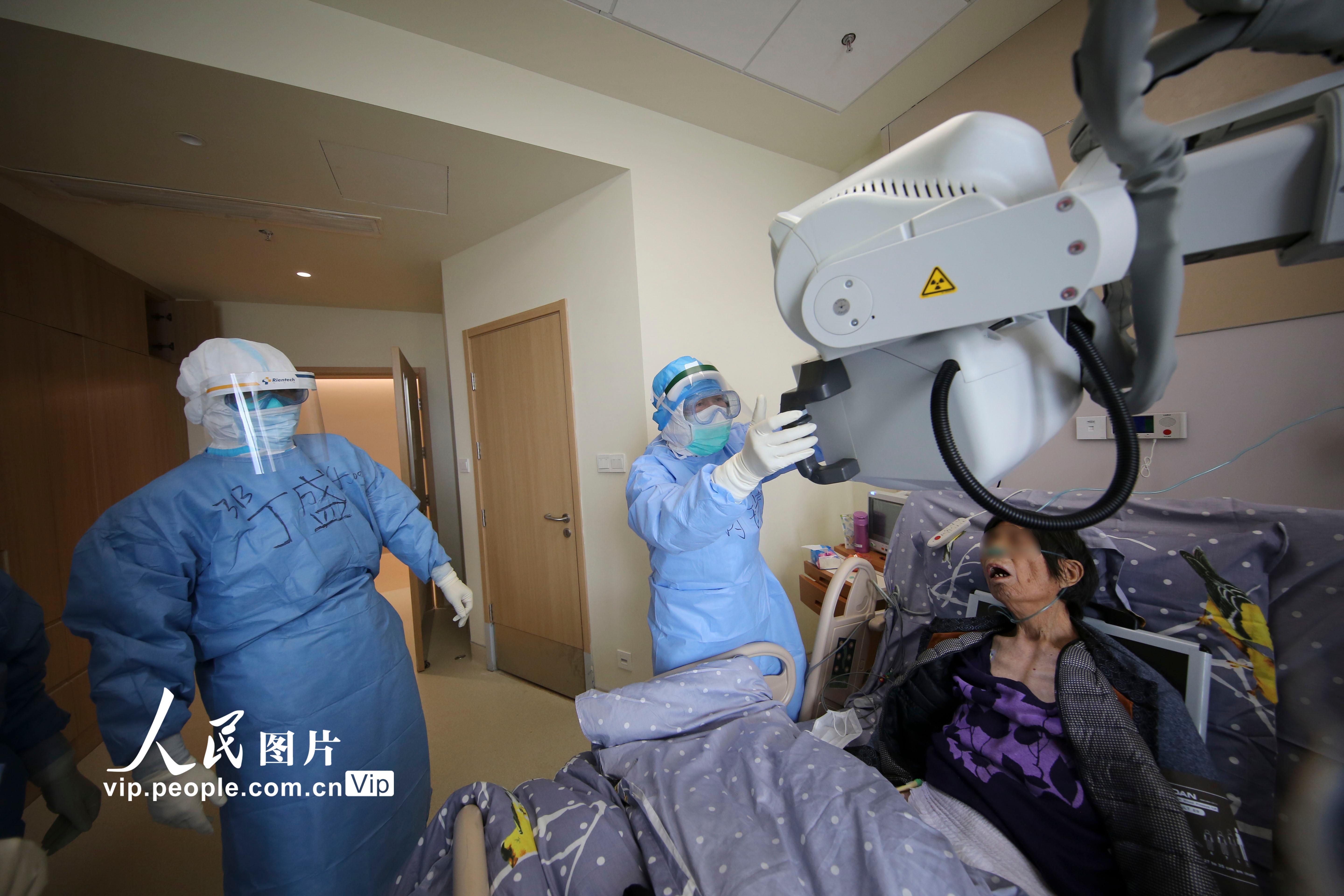 湖北武汉军队支援湖北医疗队通过放射诊断患者病情