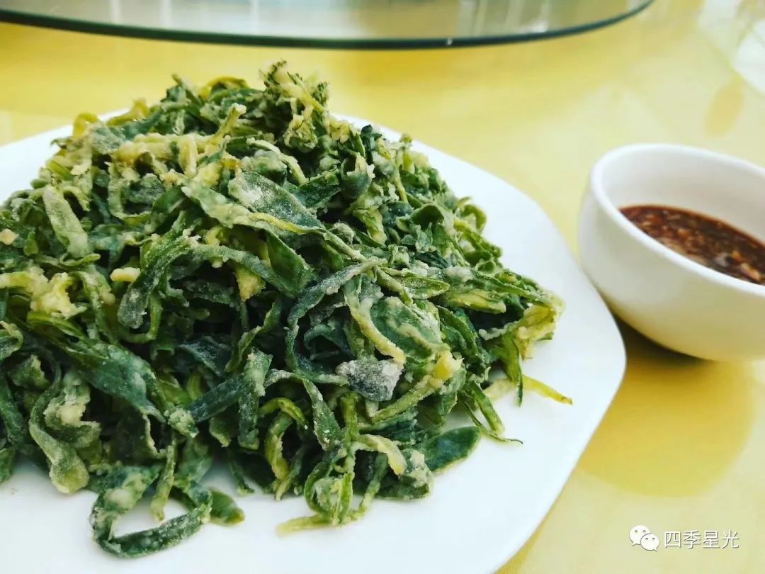 古扎菜,麦田里的野菜,打上一个鸡蛋,放上一点面粉,抓匀上笼蒸熟,蒜泥