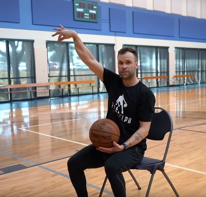 一把椅子练投篮!nba训练师教你成为精英射手