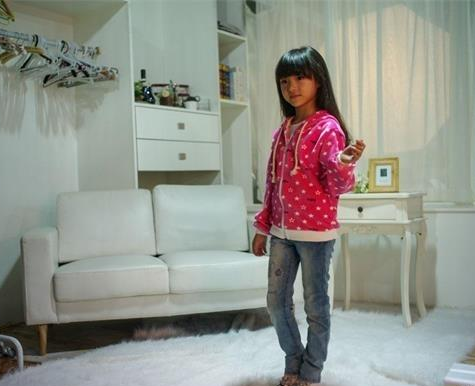 原创11岁韩国童模网络直播痴迷高端护肤品网友没了孩子气