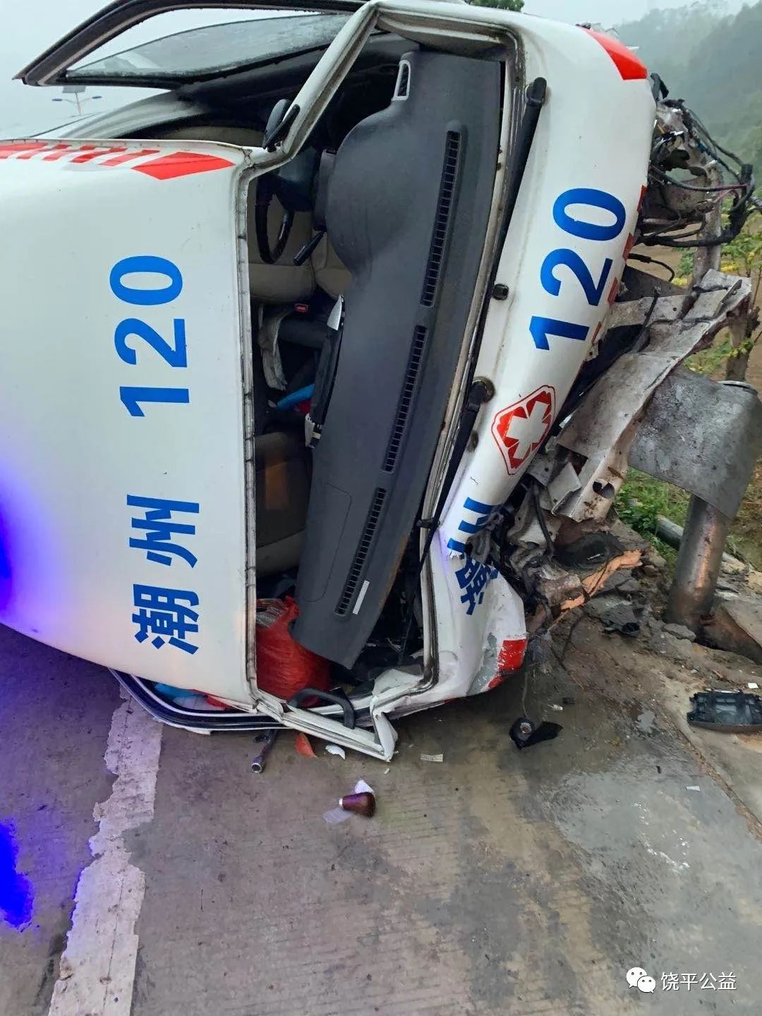 悲剧饶平一120救护车出事故司机被飞出去当场死亡现场
