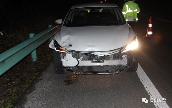 近日,在我市黄浮高速上行线0km 600m发生一起事故,一辆小轿车撞上了