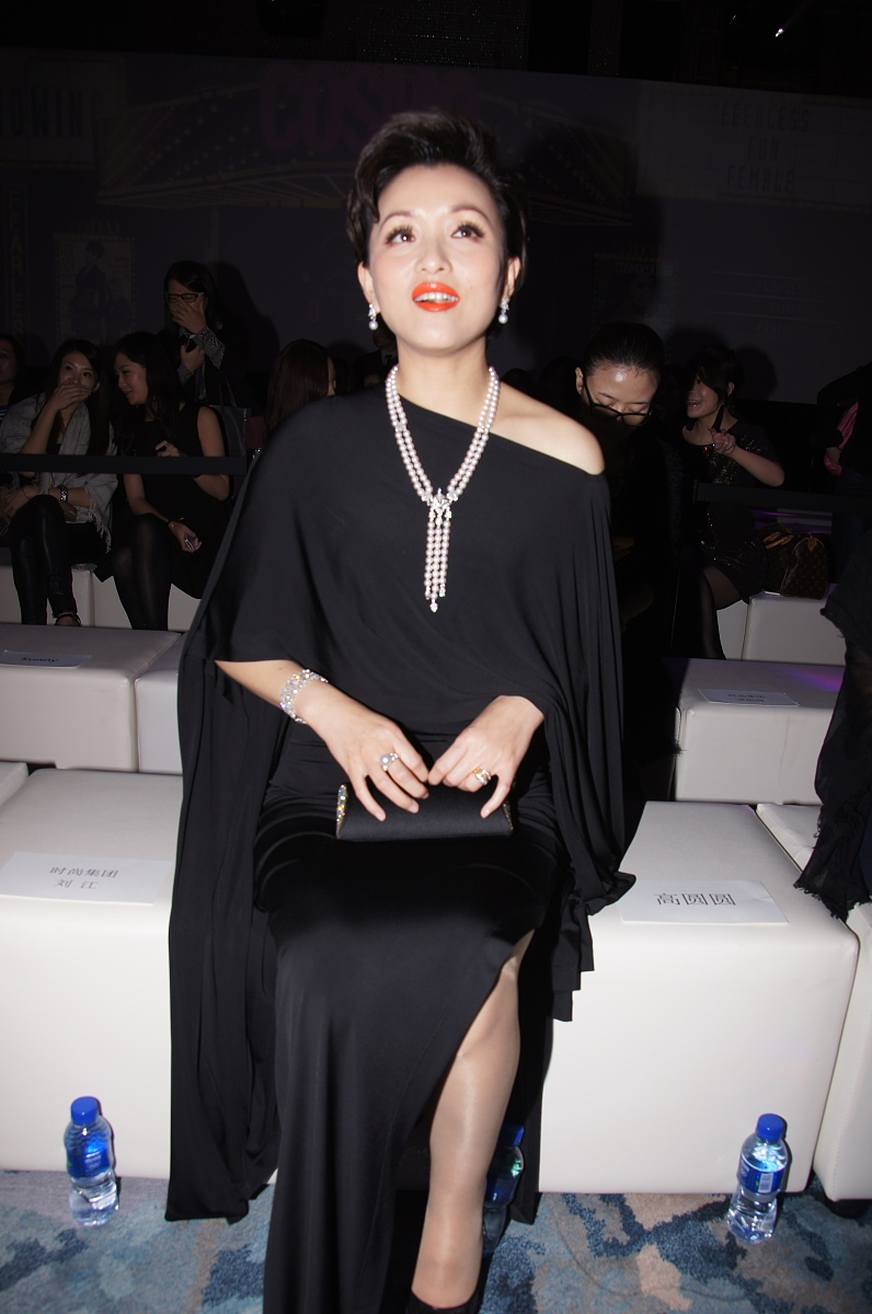 原创杨澜看着不胖腿却不细穿修身裙显胯宽没曲线圆鼓鼓小肚子吸睛