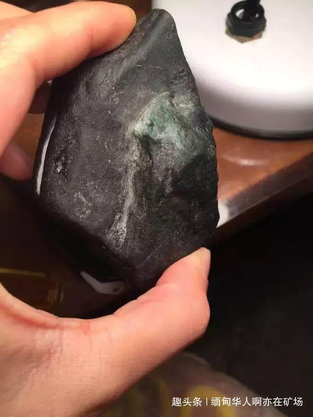 8万买的莫西沙翡翠原石一刀切开后不淡定了行家不简单