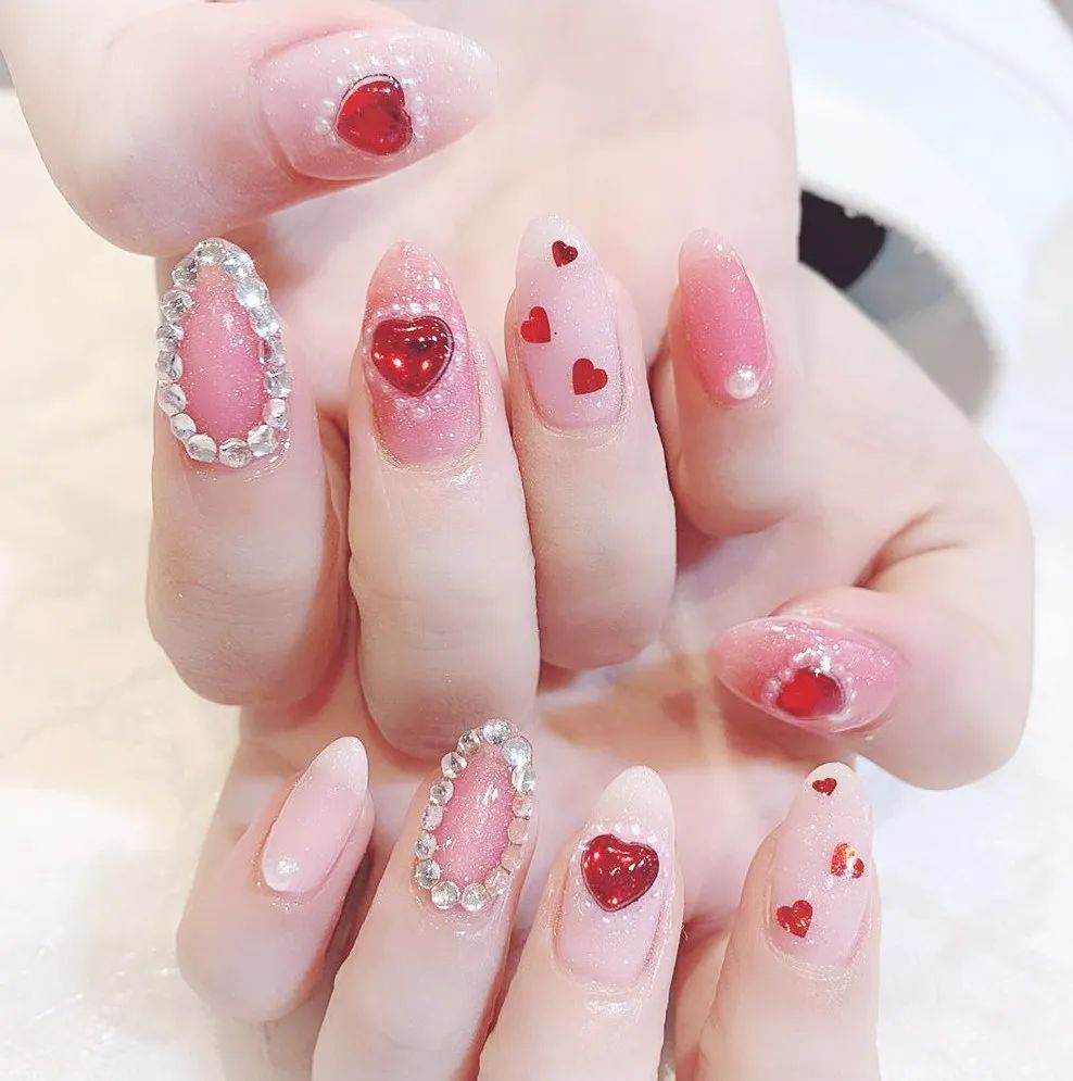 粉色系美甲是少女怀春的悸动