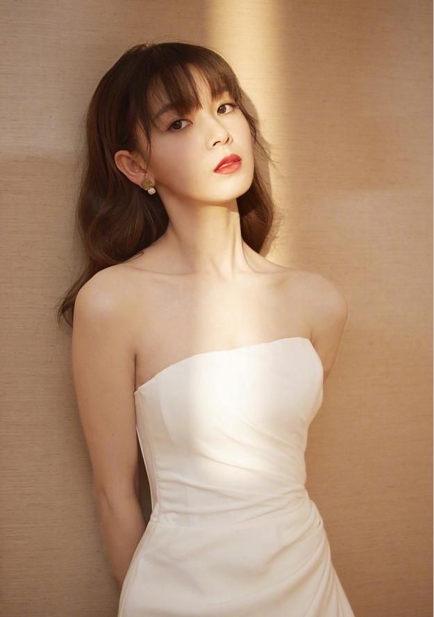 名门泽佳陈瑶身材真有料奶白肌配红色长裙沙漏型身材效果凹凸有致