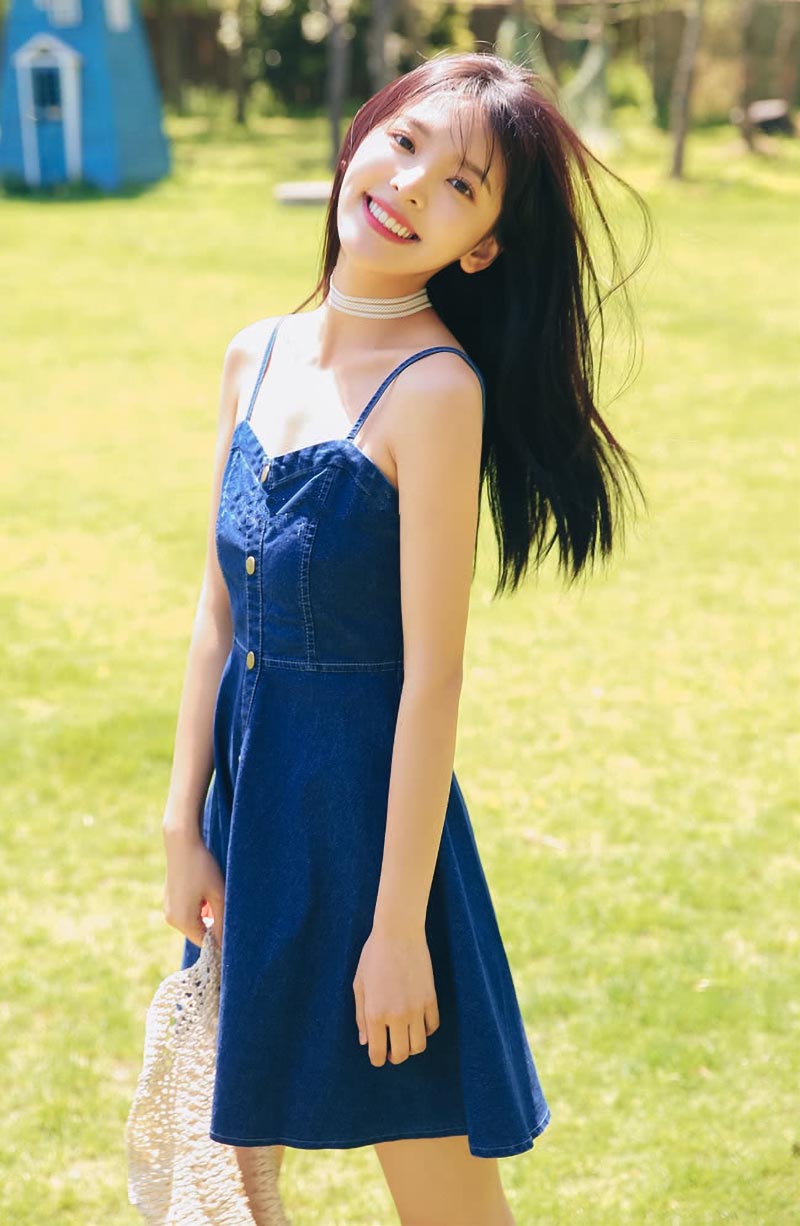 小家碧玉的章若楠96年出生体态轻盈算是新晋清纯系女星代表