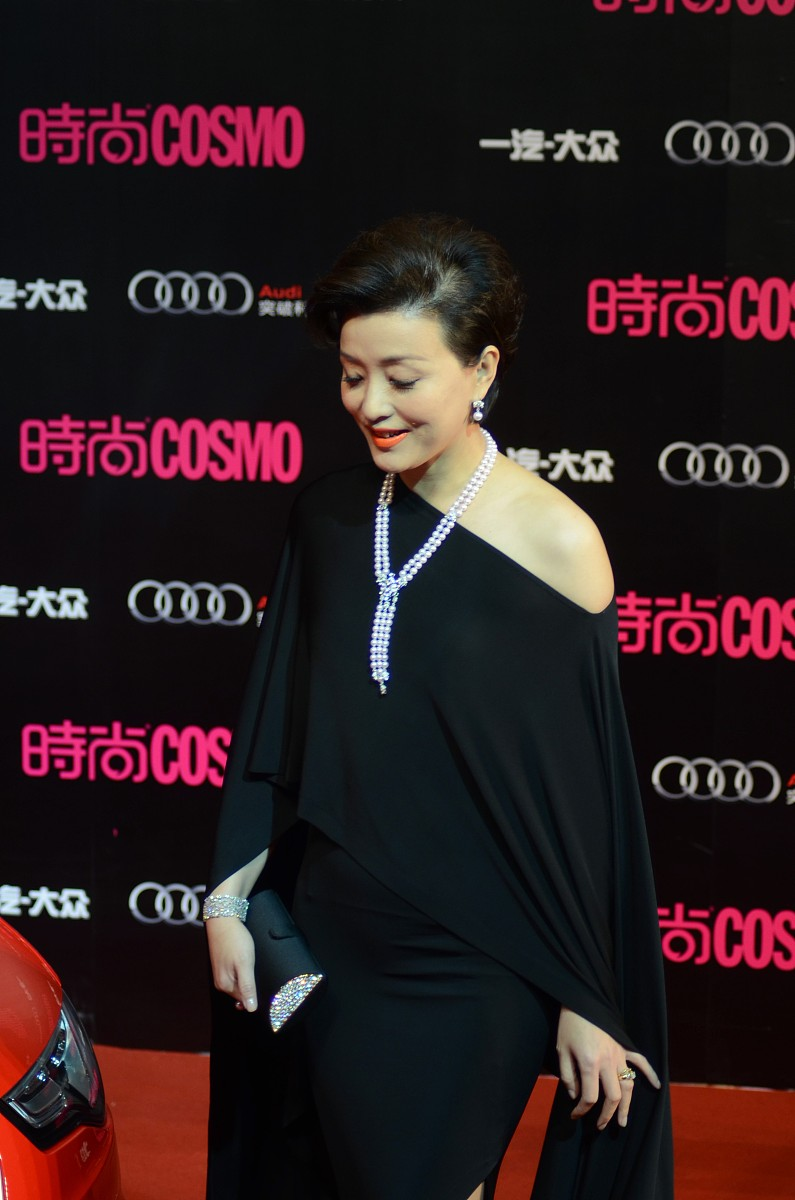 原创杨澜看着不胖腿却不细穿修身裙显胯宽没曲线圆鼓鼓小肚子吸睛