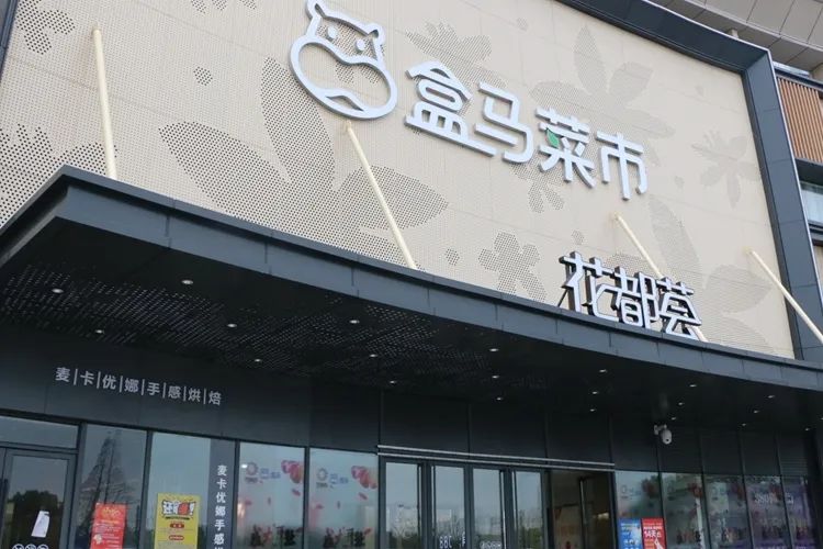 为了保障花都荟商圈内商铺的顺利复工,市场所执法人员,本着"因地制宜