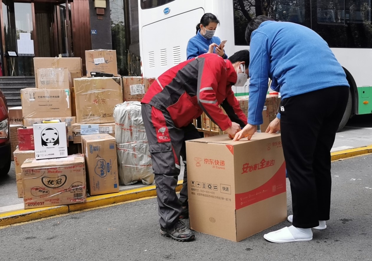 在打包完成后,京东小哥对行李包裹进行消毒在疫情发生后,京东物流依托