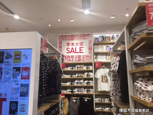 只要走進店內,就能一眼看到壁面最上方的白底紅字大促pop.