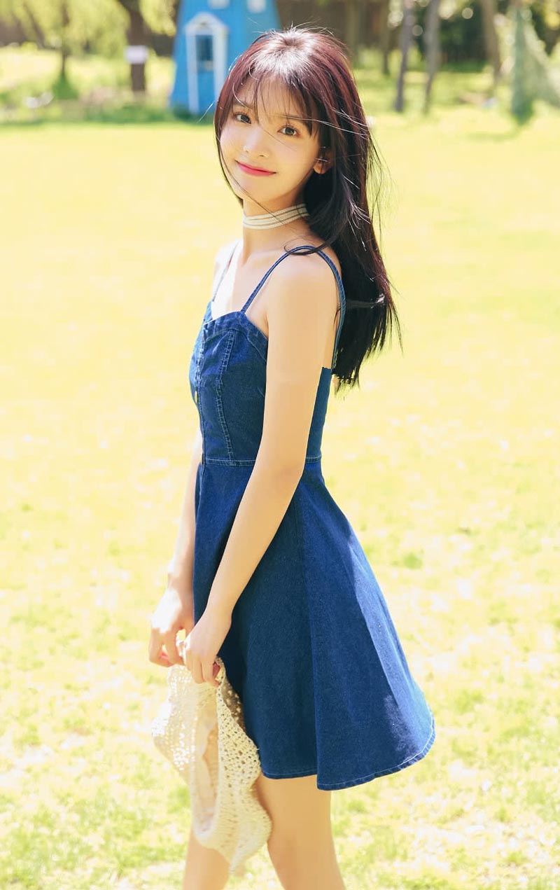 小家碧玉的章若楠96年出生体态轻盈算是新晋清纯系女星代表