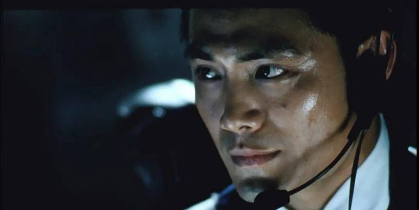 而他形象上的优越在影视剧中也得以体现,尤其是在电影《紧急迫降》中