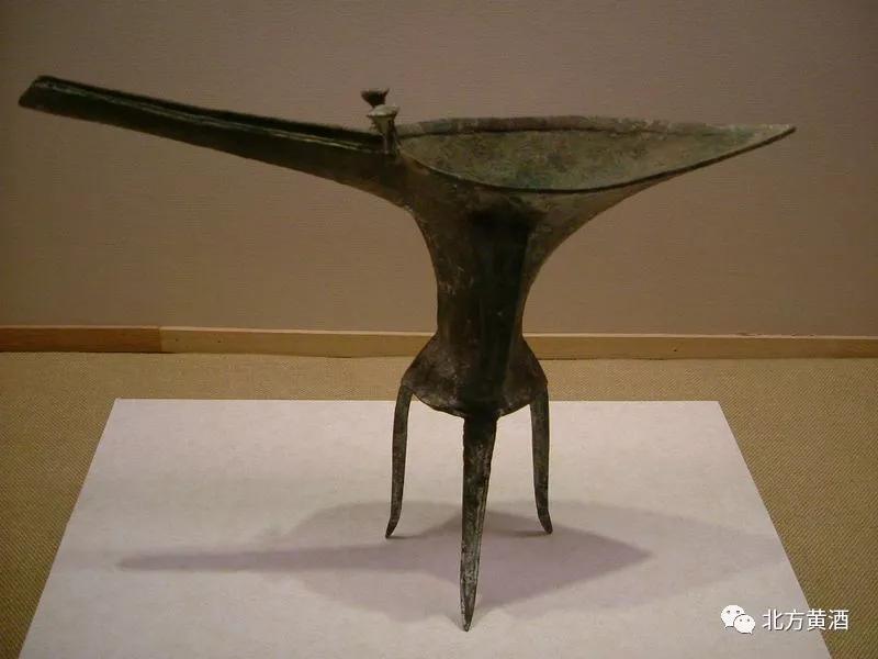 的神态,是时代最早,器形最美的青铜典范,被誉为"中国最早的青铜酒杯"