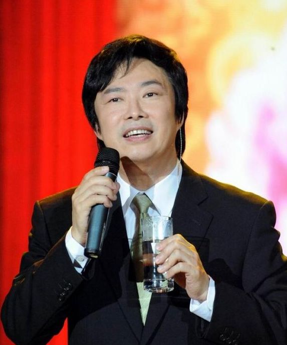 原创62岁的他单身至今,为陪95岁父亲婉拒春晚,曾送父亲百万豪车