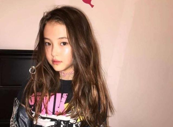 原创11岁韩国童模网络直播痴迷高端护肤品网友没了孩子气