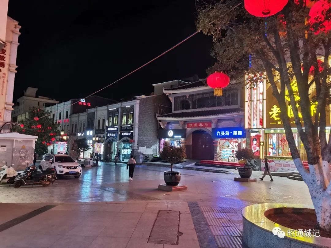 昭通陡街西街青年路大小店铺陆续开业了你要的小吃百货都有啦