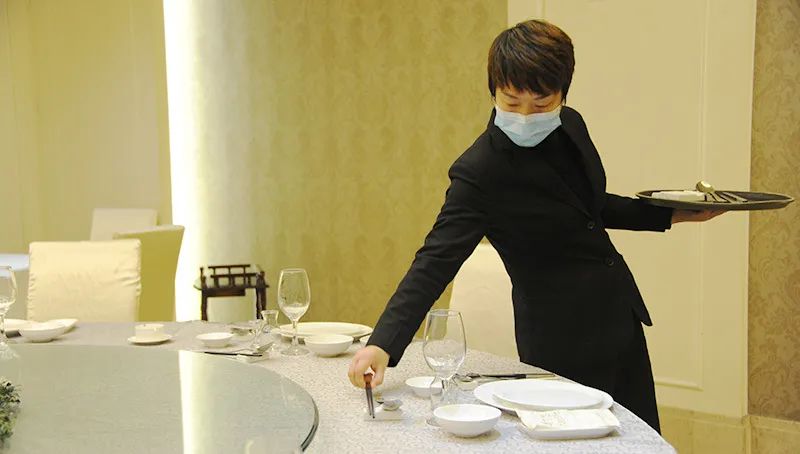 用餐时,请使用公筷公勺