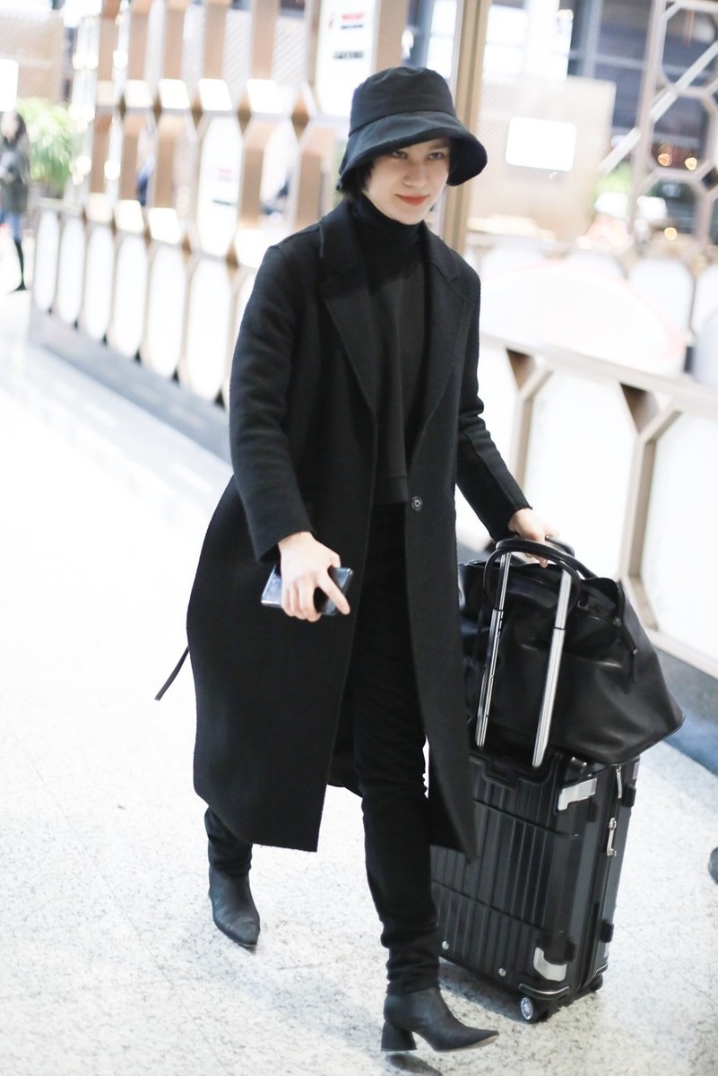 原创尚雯婕黑色系穿搭太飒了身材宽厚气场足素颜憔悴没精神