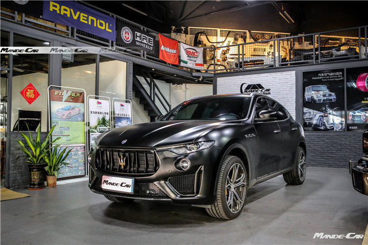 变色的玛莎拉蒂levante改装gts限量款运动前杠21寸轮毂车身改色