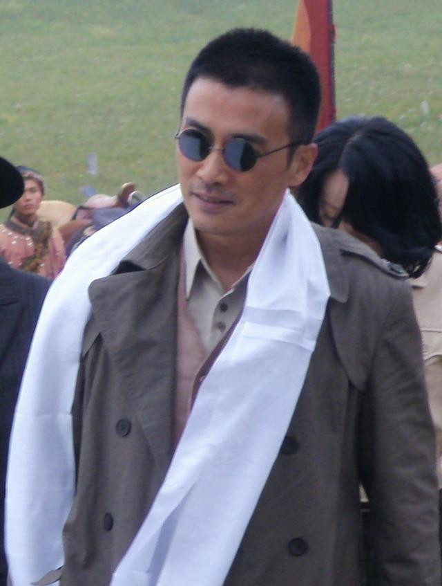 洋行倒闭了,上线老顾为掩护熊阔海(张嘉译饰)被日本宪兵司令加藤杀害