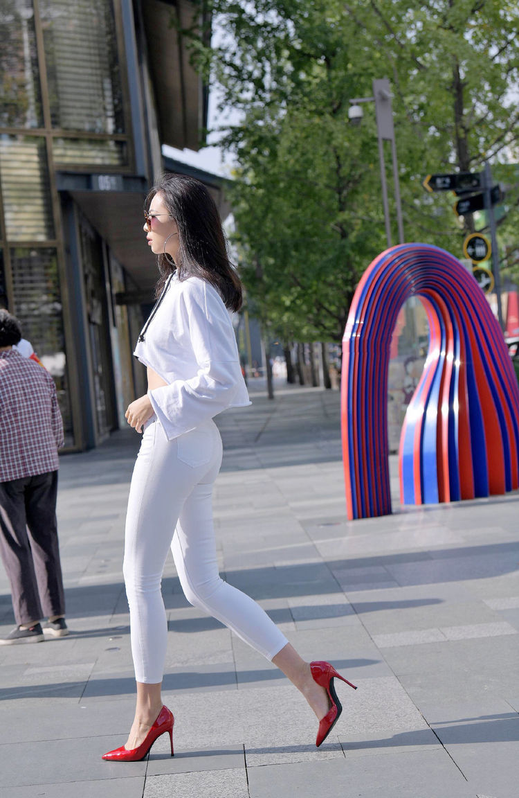 街拍白色牛仔裤是很多男人最难抗拒的单品