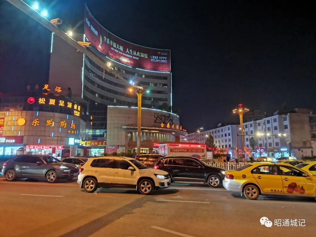 昭通陡街西街青年路大小店铺陆续开业了你要的小吃百货都有啦