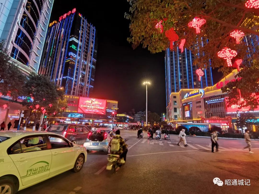 昭通陡街西街青年路大小店铺陆续开业了你要的小吃百货都有啦