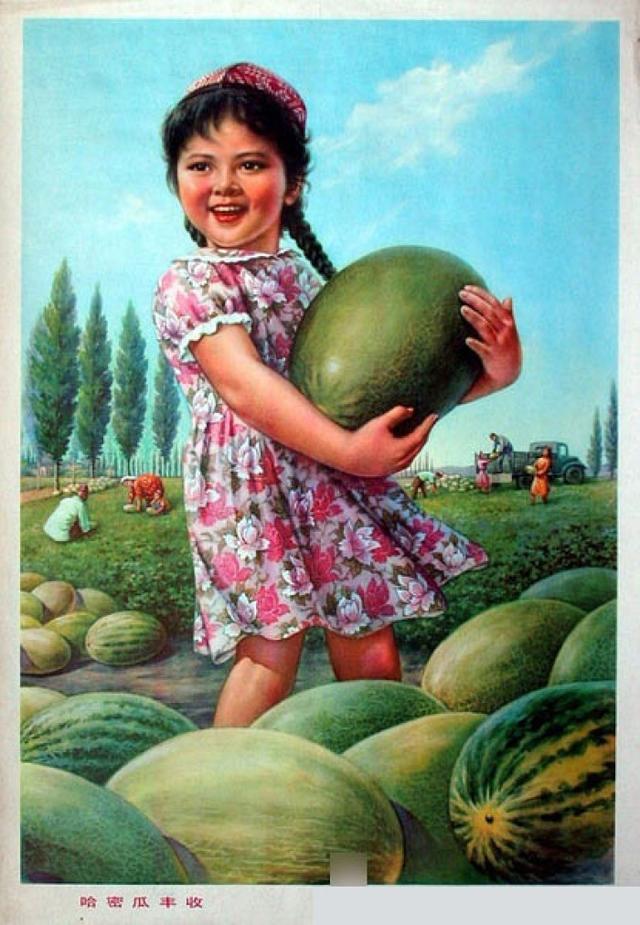 我在马路边捡到一分钱,马上交给警察"叔叔"手里边无忧无虑的童年哥哥