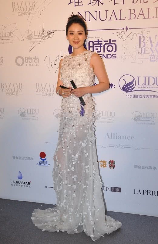 2女星同名同姓,一位二婚嫁给小鲜肉,她却惨遭导演家暴!_李琳