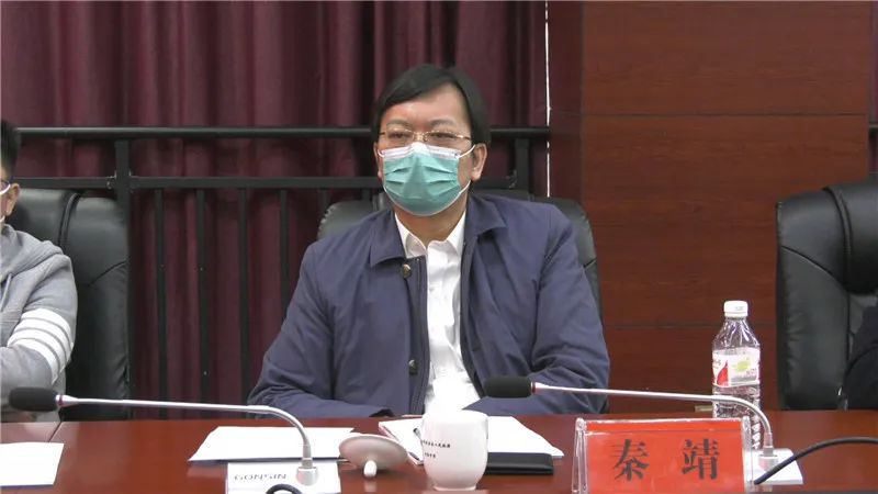 会上,秦靖介绍了此行来玉屏对接高速公路收费站改扩建项目及其他市政