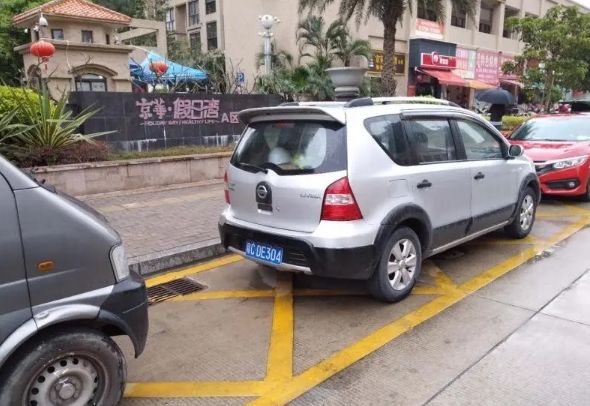 平沙群众举报小区大量违停车辆交警立即行动处理