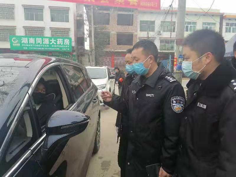 "胡荣华说.为了工作,胡荣华这段时间吃住都在所里.