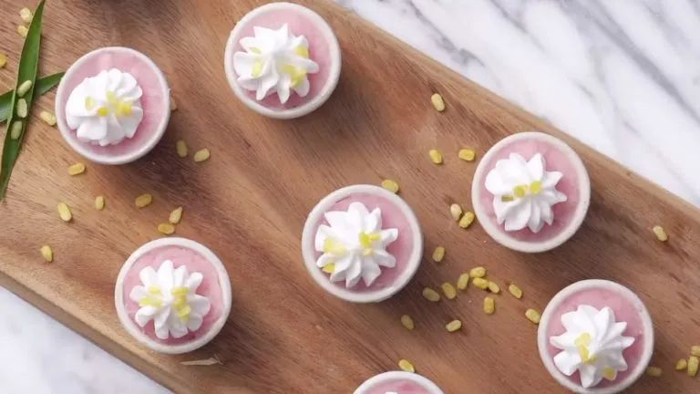 颜色晶莹,形状别致的泰式糕点忘吞糕是用绿豆粉做的