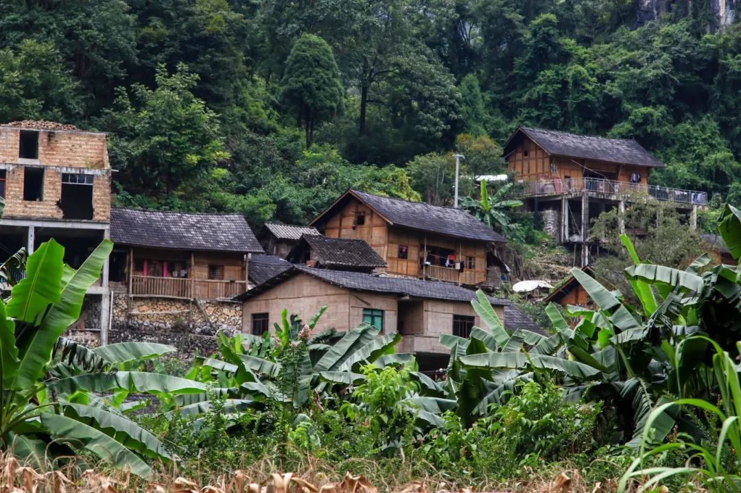 而在格凸河中段就是靠水而居的就是大河苗寨