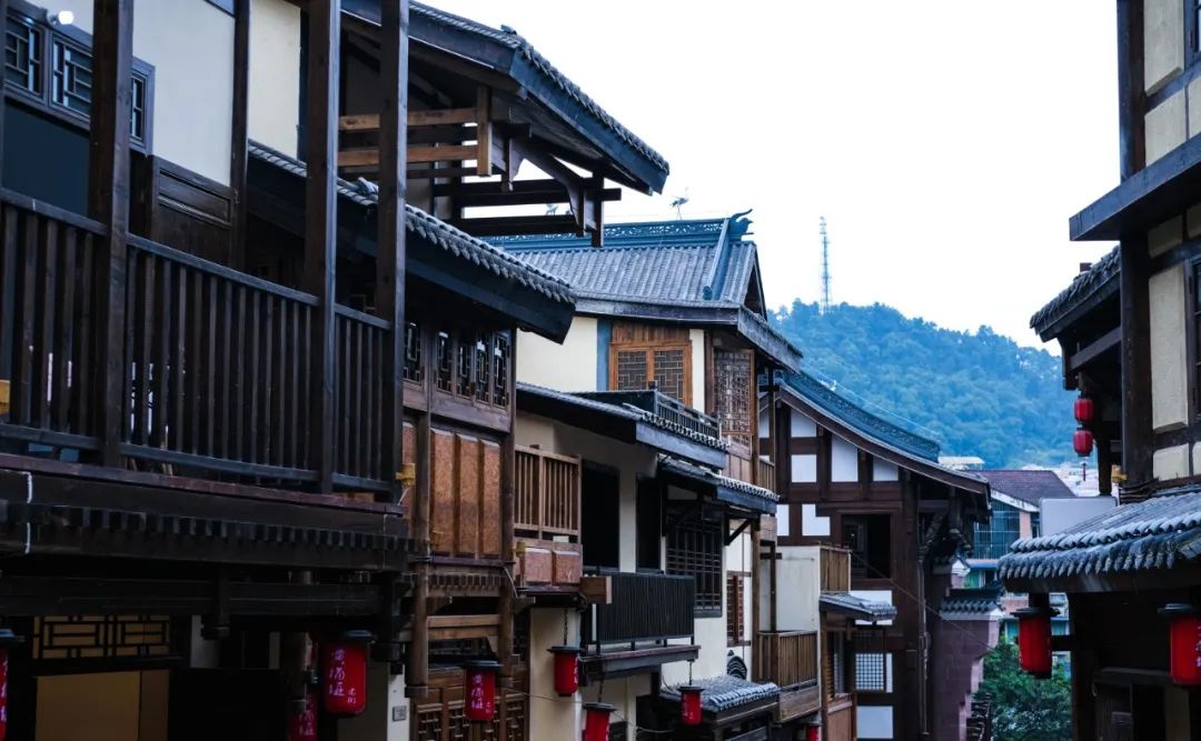 抗战期间,三毛的父亲陈嗣庆从上海逃难到重庆,一家人就这样在黄桷垭正