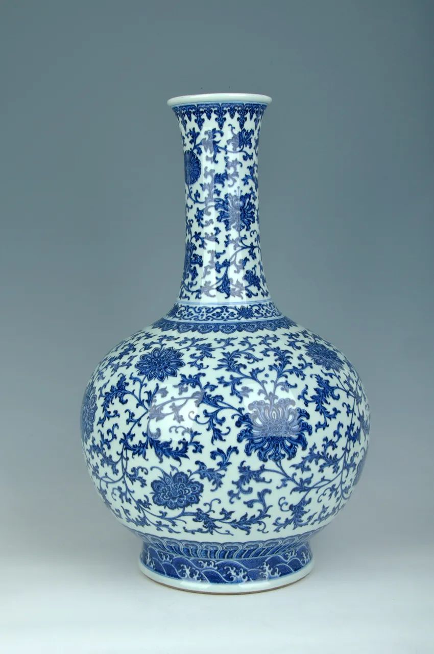 今日重磅推出的是青岛市博物馆藏青花瓷中的一件精品——清乾隆青花