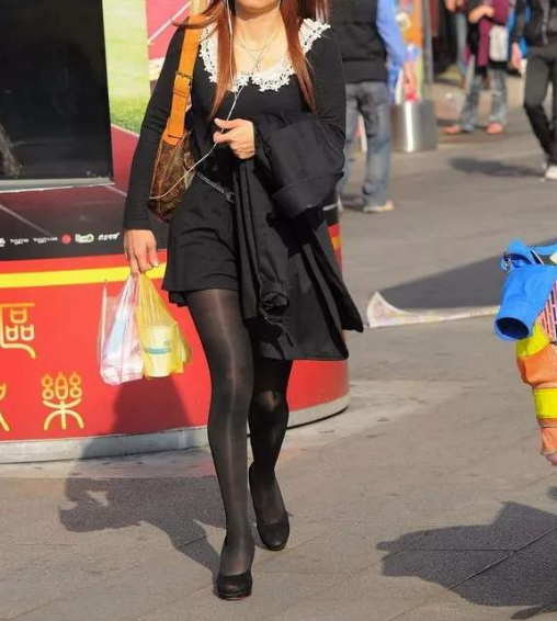 原创街拍蝴蝶领连衣裙丝袜的搭配这个春天穿搭美极了